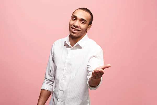 El hombre de negocios feliz punto usted y quiere que, la mitad de la longitud de primer plano retrato sobre fondo rosa . — Foto de Stock