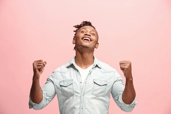 勝者があること幸せな恍惚を祝う勝利成功の男します 男性モデルの動的なエネルギッシュなイメージ ストック写真 C Vova Gmail Com