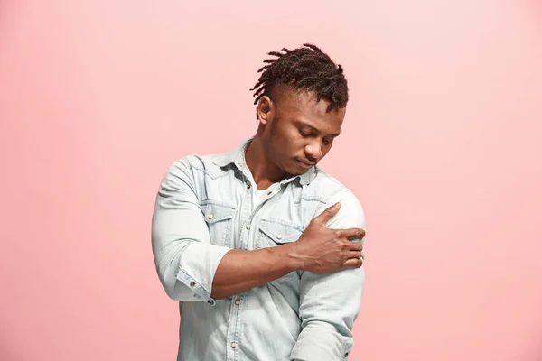 Jovem afro homem oprimido com uma dor no ombro  . — Fotografia de Stock