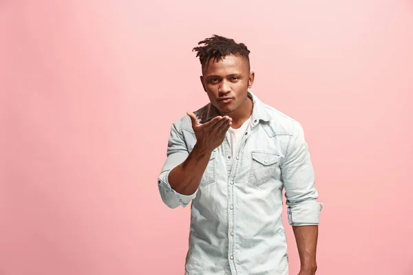 Retrato de atractivo hombre afroamericano con beso de aire aislado sobre fondo rosa —  Fotos de Stock