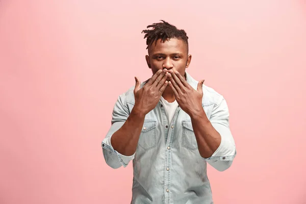 Retrato de atractivo hombre afroamericano con beso de aire aislado sobre fondo rosa —  Fotos de Stock