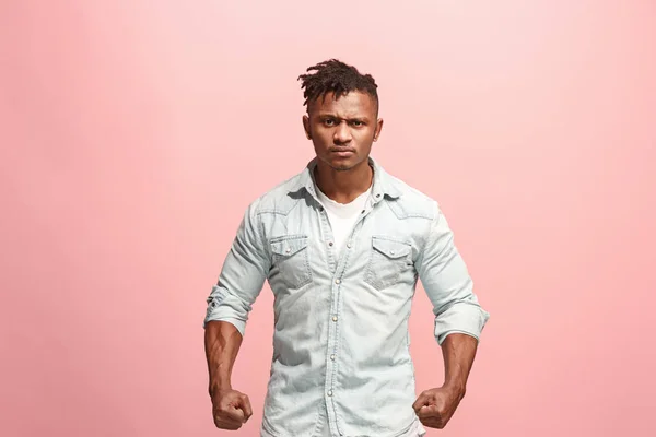 El joven emocional enojado afro hombre gritando en rosa fondo del estudio —  Fotos de Stock