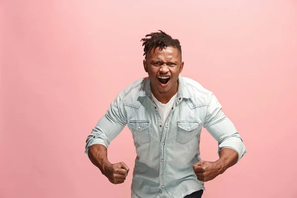 O jovem emocional irritado afro homem gritando no fundo do estúdio rosa — Fotografia de Stock