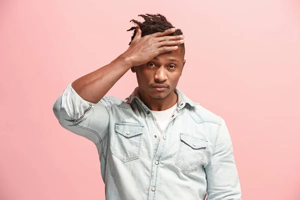 Hombre afroamericano con dolor de cabeza. Aislado sobre fondo rosa . —  Fotos de Stock