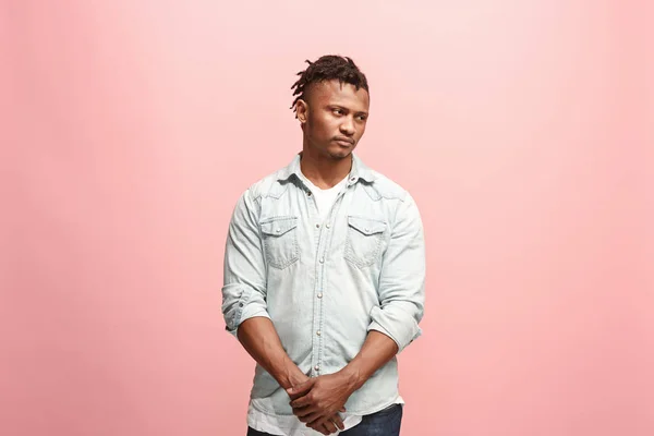 Hermoso hombre afro mirando sorprendido y desconcertado aislado en rosa —  Fotos de Stock