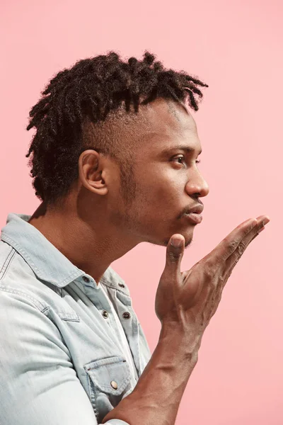 Πορτρέτο του ελκυστική αφρο-αμερικανικό άνθρωπος με αέρα φιλί απομονώνονται σε ροζ φόντο — Φωτογραφία Αρχείου