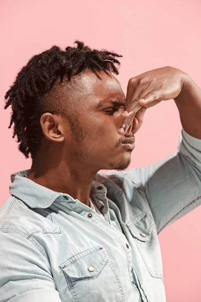 Deixa-me pensar. Homem afro-americano pensativo duvidoso com expressão pensativa fazendo escolha contra fundo rosa — Fotografia de Stock