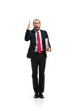 Beni seç. Beyaz stüdyo arka plan üzerinde işadamı tam vücut görünümü