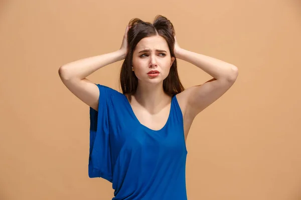 Mulher bonita em stress isolado em pastel — Fotografia de Stock