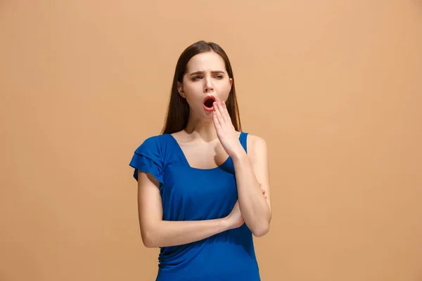 Hermosa mujer aburrida aburrida aislada sobre fondo pastel —  Fotos de Stock