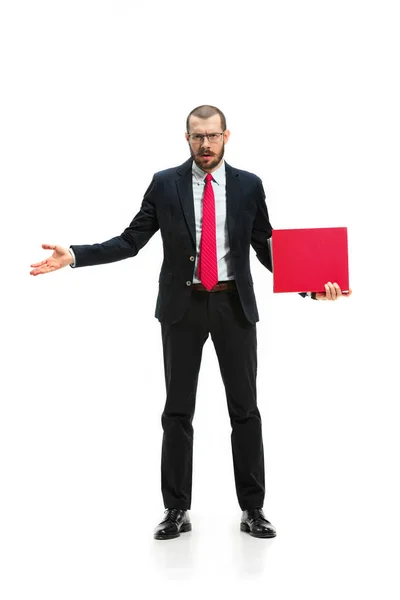 Retrato de cuerpo completo de hombre de negocios con carpeta en blanco — Foto de Stock