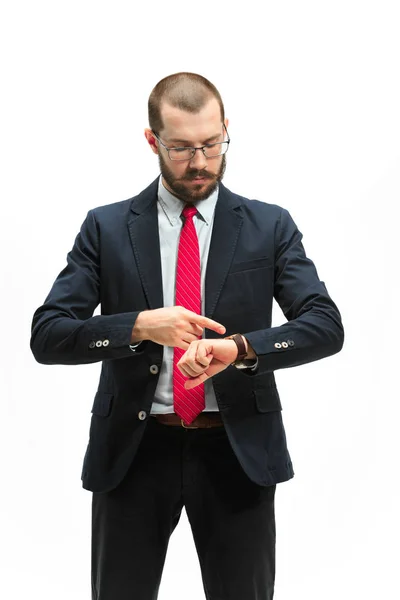 Affärsman tittar på sin klocka på handen, tittar på tiden — Stockfoto