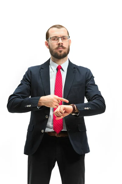 Üzletember nézi az óráját a kezén, figyeli az időt. — Stock Fotó