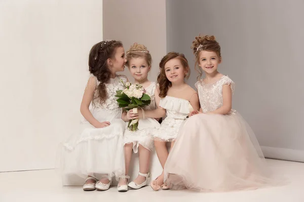 Piccole belle ragazze con fiori vestiti con abiti da sposa — Foto Stock