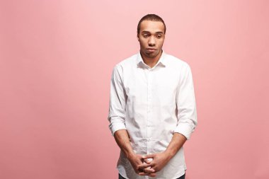 Güzel erkek arıyorum şaşırttı ve izole üzerinde pembe şaşkın