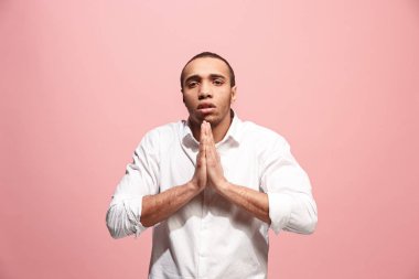 Afro man arıyorum şaşırttı ve izole üzerinde pembe şaşkın