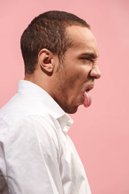 Pink izole bir şey geçirmeyen tiksinti ifadesi ile genç adam