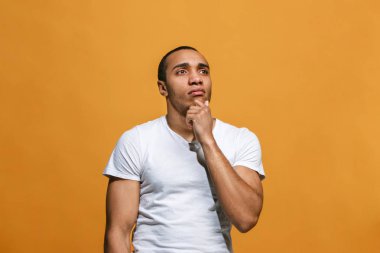 Genç ciddi düşünceli iş adamı. Şüphe kavramı.