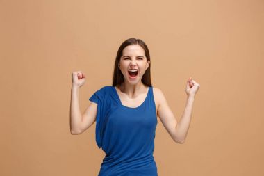 Kazanan başarılı kadın mutlu kendinden geçmiş bir kazanan olmak kutluyor. Dinamik enerjik görüntü kadın modeli