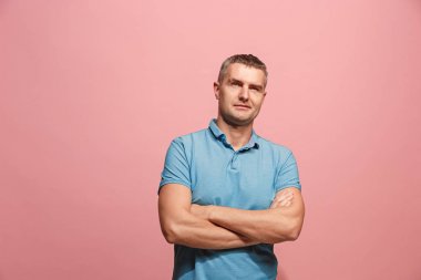 Genç ciddi düşünceli iş adamı. Şüphe kavramı.
