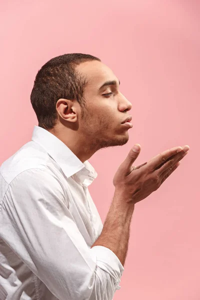 Retrato de hombre atractivo con beso aislado sobre fondo rosa — Foto de Stock