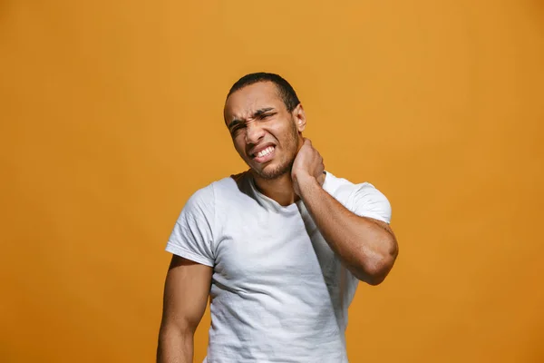 Молодий чоловік переповнений болем в шиї — стокове фото