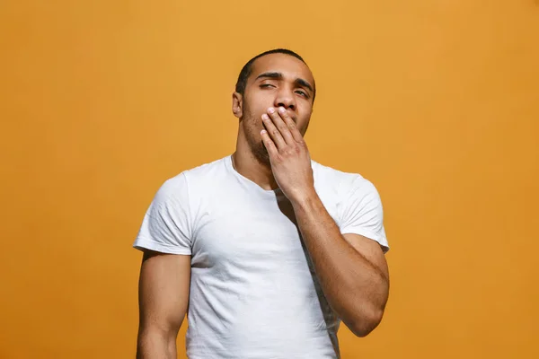 Belo homem entediado entediado isolado no fundo laranja — Fotografia de Stock