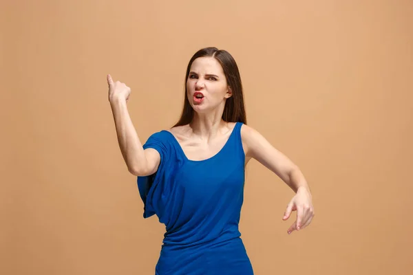 A jovem mulher irritada emocional gritando no fundo do estúdio pastel — Fotografia de Stock