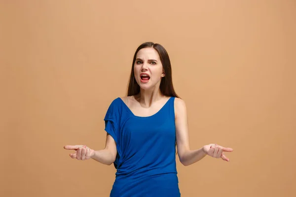 De jonge emotionele boos vrouw schreeuwen op pastel studio achtergrond — Stockfoto