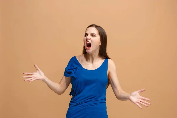 A jovem mulher irritada emocional gritando no fundo do estúdio pastel — Fotografia de Stock