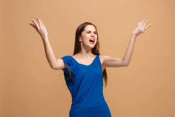 Portret van een vrouw van de debatteren kijkend naar camera geïsoleerd op een pastel achtergrond — Stockfoto