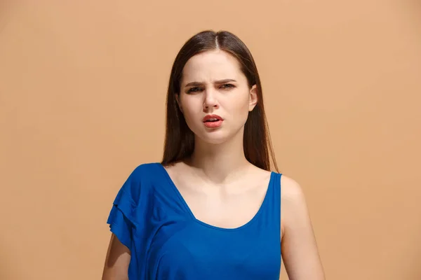Mujer repugnante con expresión reflexiva haciendo elección contra fondo pastel —  Fotos de Stock