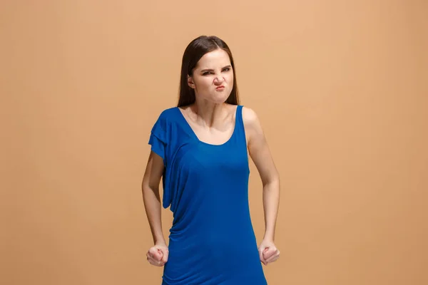 Porträt einer wütenden Frau, die isoliert auf pastellfarbenem Hintergrund in die Kamera blickt — Stockfoto