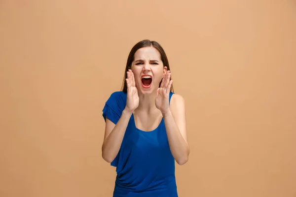 Isolato su pastello giovane donna casuale gridando in studio — Foto Stock