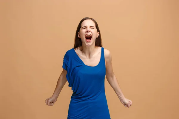 Ο νεαρός συναισθηματική θυμωμένη γυναίκα ουρλιάζοντας σε studio παστέλ φόντο — Φωτογραφία Αρχείου