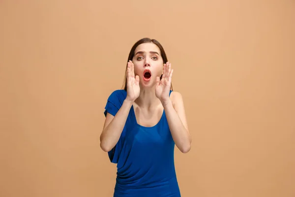 Izolované na pastelové mladá příležitostné žena křičí na studiu — Stock fotografie