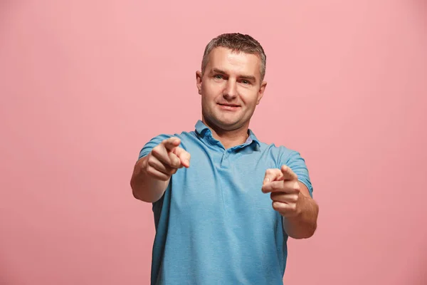 El hombre de negocios feliz punto usted y quiere que, la mitad de la longitud de primer plano retrato sobre fondo rosa . —  Fotos de Stock