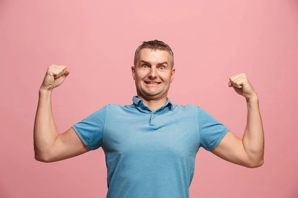 Ganar el éxito hombre feliz extático celebrando ser un ganador. Imagen energética dinámica del modelo masculino — Foto de Stock