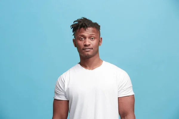 Hombre afro-americano guapo mirando sorprendido aislado en azul —  Fotos de Stock