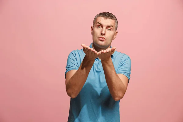 Retrato de homem atraente com beijo isolado sobre fundo rosa — Fotografia de Stock