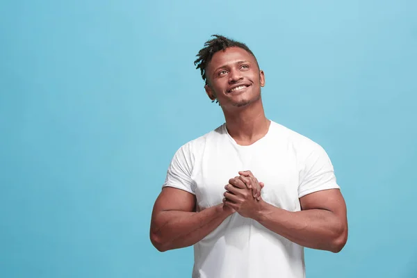 El hombre afro-americano feliz negocio de pie y sonriendo sobre fondo azul . —  Fotos de Stock