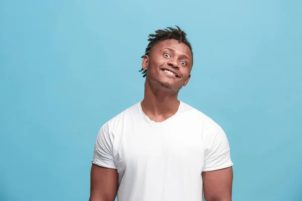 Zez eyed człowiek afro-amerykański z dziwne wyrażenie na niebieskim tle — Zdjęcie stockowe