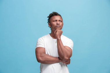 Genç ciddi düşünceli Afro-Amerikan işadamı. Şüphe kavramı.