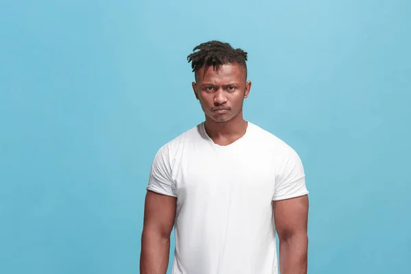 El joven afro emocional enojado hombre en fondo azul estudio —  Fotos de Stock