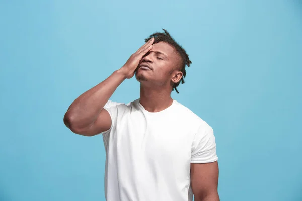 Hombre afroamericano con dolor de cabeza. Aislado sobre fondo azul . —  Fotos de Stock