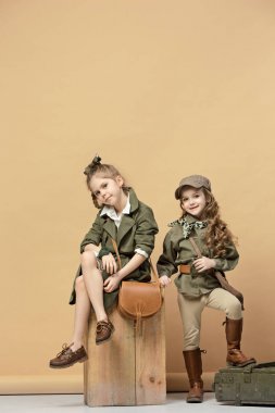 Pastel bir arka plan üzerinde iki güzel kız