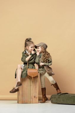 Pastel bir arka plan üzerinde iki güzel kız