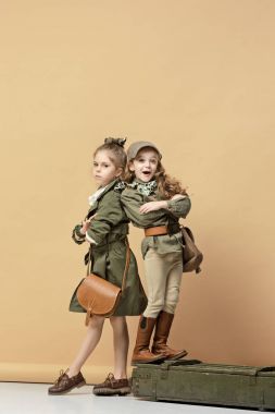 Pastel bir arka plan üzerinde iki güzel kız