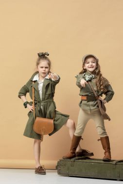 Pastel bir arka plan üzerinde iki güzel kız