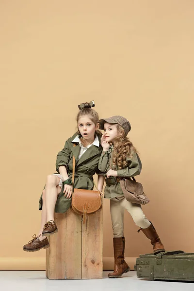 Twee mooie meisjes op een pastel achtergrond — Stockfoto